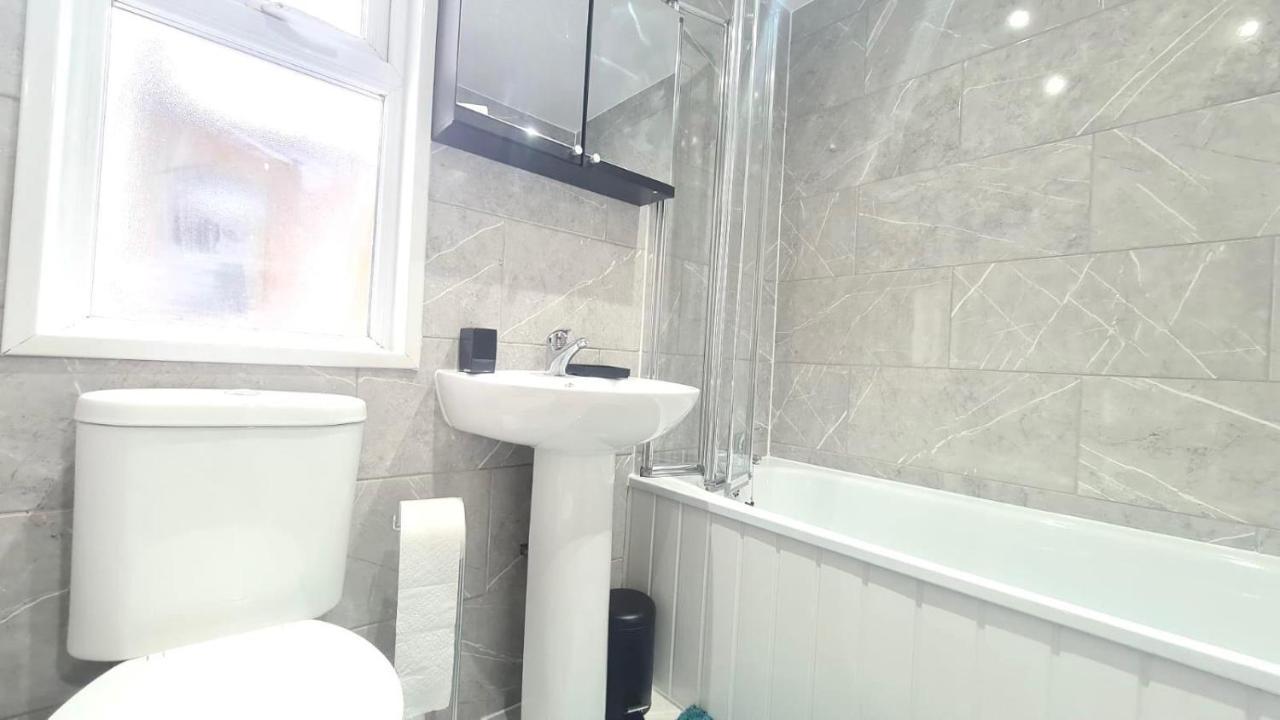 لندن Deluxe Private Room In Manor Park المظهر الخارجي الصورة